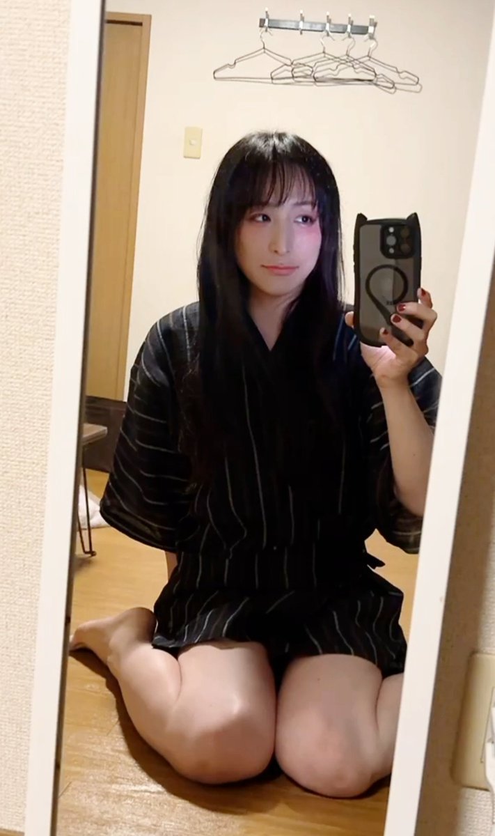 v2alta's tweet photo. おかしいな
この甚平、男性物のはずなんだけど……🤔
女の子座りがイケないのかにゃ？

#男の娘 #おとこの娘 #女装 https://t.co/XXqiFZCbj2