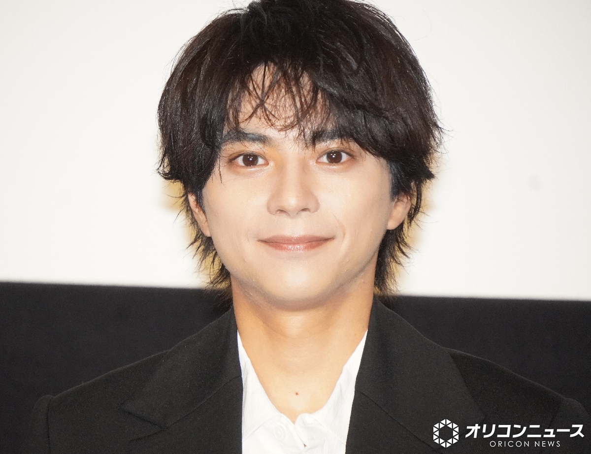 oricon's tweet photo. 🎞️『君と花火と約束と』
初日舞台あいさつ🎆

佐藤勝利、timeleszメンバーからの
サプライズメッセージに感激😢

一緒に主演映画の鑑賞を約束❤️
https://t.co/lp1nB3nUzu

#映画きみはな @kimi_hana_movie https://t.co/NwkVivnGgM