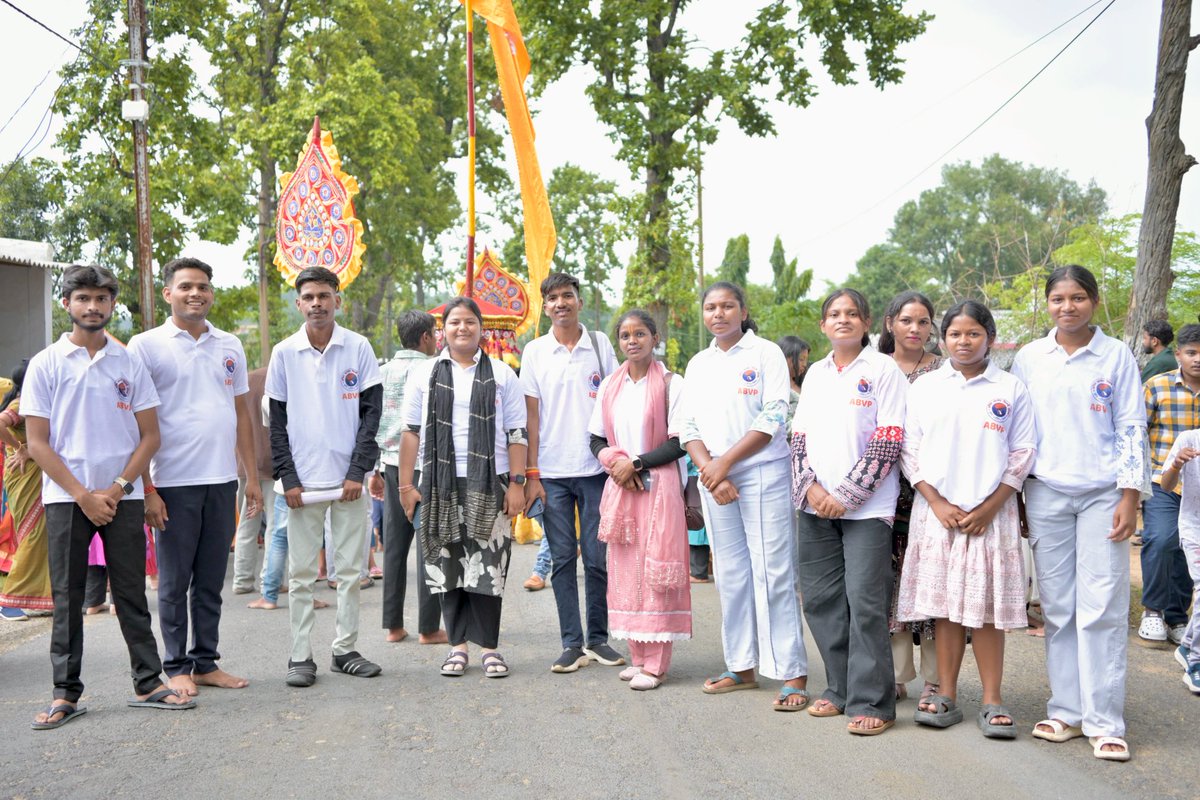 abvpcg's tweet photo. अभाविप जिला कोरिया के कार्यकर्ताओं द्वारा सुन्दर झांकी एवं सेवा कार्य के माध्यम से श्रद्धालुओं की सेवा करते हुए सहभागी रहे और यह संदेश दिया कि विद्यार्थी पारिषद का प्रत्येक कार्यकर्ता राष्ट्र, समाज और संस्कृति के संरक्षण एवं सेवा के लिए सदैव समर्पित है।
#JaiJagannath #rathyatra https://t.co/hxh0S03GAx