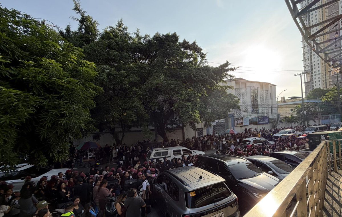 PhilippineStar's tweet photo. Fans queue outside the venue for SB19 PABLO's "The Middle: A Prelude" concert, which is happening on Friday. | @charmiepagulong https://t.co/O0mkHUr3S9