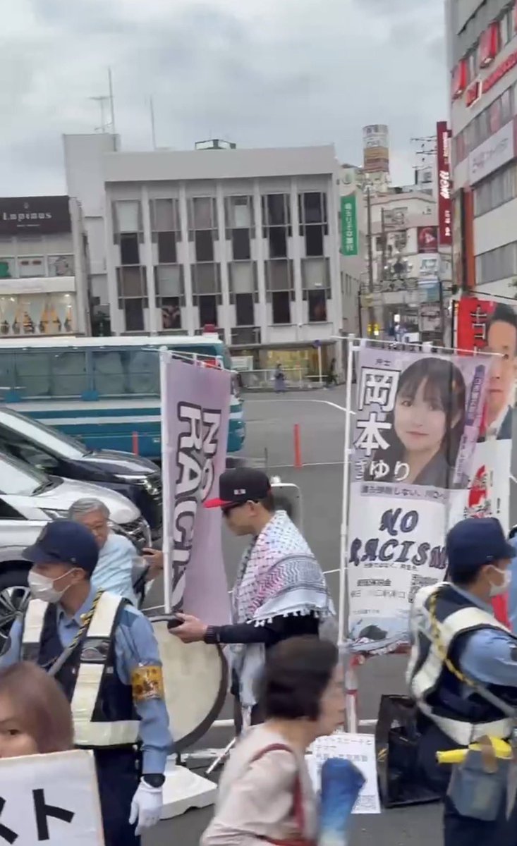 migikatakawai's tweet photo. 川口市議会議員の岡本さゆりの妨害行為がこれ。

我々のノボリを隠す形で、岡本のノボリを設置してきます。 https://t.co/Vp0WigzzDp
