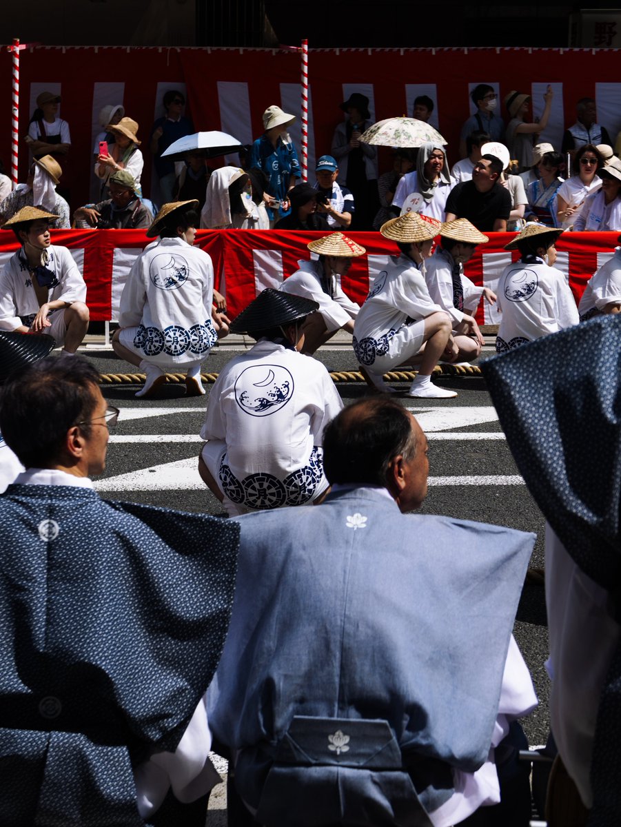 kazariya330's tweet photo. 祇園祭の伝統を背負う背中 https://t.co/mFET7OOo3V