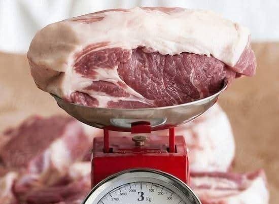 MagazineJimbere's tweet photo. 🥩 À #Bubanza (@Bujaprov2025), les prix de la viande ont été revus à la baisse à partir du 17 juillet 2026, à l'issue d'une réunion entre l'administration communale et les bouchers
🏷️ Le kilo de viande de bœuf passe de 28 000 FBu à 24 000 FBu, celui du porc à 16 000 FBu, tandis que la brochette est désormais vendue à 3 500 FBu au lieu de 5 000 FBu
📉 Si cette mesure est saluée par les consommateurs, des éleveurs se disent pénalisés par la baisse des prix du bétail et demandent aux autorités de mettre en place des mesures de soutien au secteur de l'élevage
#Burundi #Jimbere