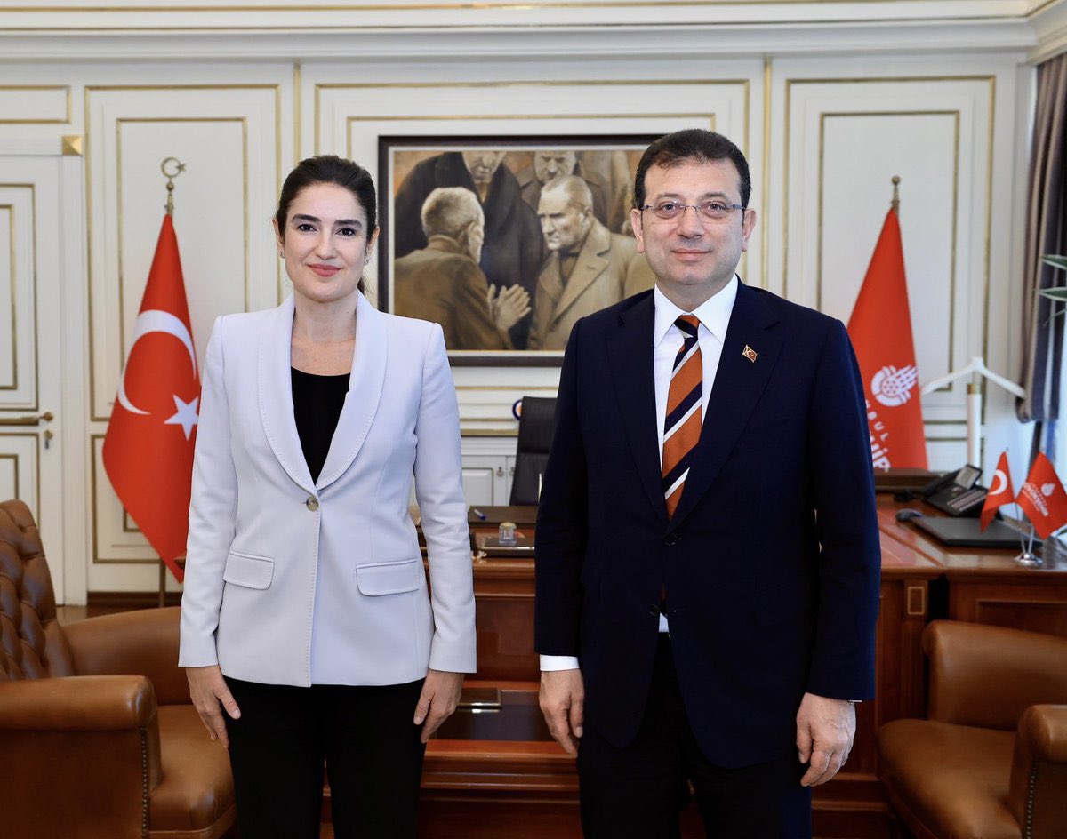 ibrahimkaragul's tweet photo. GALİBA BARAJ ŞİMDİ PATLADI!

Haluk Levent işi, yolsuzluktan tefeciliğe dönüşüyor.
Deprem paralarını kumarda harcamaktan para aklama işine dönüşüyor.

Babala TV’nin sahibi Oğuzhan Uygur da bu dosya ile bağlantılı çıktı ve gözaltına alındı.
"Yurtdışından yüklü para girişi" tespit edilmiş.

Büyük miktarda paralar Türkiye içinde dolaşıyor, yurt dışına gidiyor, oradan Türkiye’ye paralar geliyor...
Bir çok kişi ve çevre, “para ağı” üzerinden birbirine bağlanmış.

Bir “trafik” varmış ve bu parça parça ortaya çıkıyor.

Ne ilginç; 
Ekrem İmamoğlu'nun Cumhurbaşkanlığı Aday Ofisi'nde Ticaret ve Politika Kurulu Başkanı Emre Kartaloğlu gözaltına alındı.

İmamoğlu’nun danışmanı Avukat Ece Güner de gözaltına alındı.

Bir çoğunun yolu bir şekilde Ekrem’e çıkıyor.
Şimdi hepsi, kendini kurtarmak için birbirini satıyor.

Sanırım paranın izi bir çoklarını ele verecek, “mahrem” bağlantıları ortaya çıkaracak.

Galiba;
Baraj şimdi patladı!