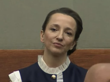 sjastrzebowski's tweet photo. Sylwia Gregorczyk-Abram (lat 44), nowy Rzecznik Praw Obywatelskich i kilka jej zawodowych osiągnięć. 

1. Członek Grupy "Wejście" na WhatsAppie koordynującej nielegalne przejęcie mediów publicznych w grudniu 2023. Grupa miała pełną świadomość łamania prawa. Nowa RPP brała udział w grupie, ale nie chce o tym mówić. Przypomnijmy jej słowa z WhatsAppa: "Niestety PAP nie jest infrastrukturą krytyczną." Na co odpowiedział inny członek grupy: "Wiem, że pachnie stanem wojennym ale lepszy krzyk 50 niż dowód na bezsilność władzy.” PAP został siłowo przejęty, tak jak inne media publiczne.
Miała pełną świadomość bandyckich metod, podobnych do działań komunistów od Jaruzelskiego. 

2. Pracowała w kancelarii Clifford Chance. Tej, która niezgodnie z prawem pomagała prokurator Ewie Wrzosek przygotowywać dokumenty w sprawie przejęcia mediów publicznych. Kilka dni temu na komisji sejmowej była pytana czy spotykała się w tej sprawie z Ewą Wrzosek i czy pomagała w bezprawiu. Nie odpowiedziała. 

3. Były szef Szlachetnej Paczki ks. Jacek Stryczek twierdził, że Gregorczyk-Abram brała udział w przejęciu Szlachetnej Paczki, żeby zrobić z niej lewacką organizację. O roli kancelarii Clifford Change w tym przejęciu nowa RPO nie chce rozmawiać. Przypomnijmy, że Szlachetna Paczka została przejęta po publikacji w niemiecko-szwajcarskich mediach o rzekomym mobbingu, którego ksiądz miał się dopuszczać na podwładnych. Prokuratura umorzyła śledztwo stwierdzając, że w Szlachetnej Paczce nie było mobbingu, ale stowarzyszenie zostało przejęte. 

Podsumowując: na stanowisku Rzecznika Praw Obywatelskich mamy osobę, która została tam umieszczona, żeby reprezentować interesy określonego, politycznego środowiska. Dziękuję za uwagę.