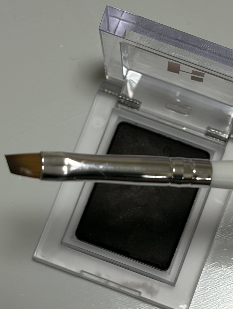 y3dQ6P3VJf8808's tweet photo. キャンドゥで買ったこのジェルネイルのブラシ！ホリカホリカのジェルテイルでアイライン引くのにめっちゃ良い🙆🏻細い線が描ける https://t.co/vJ0XPHUYvk