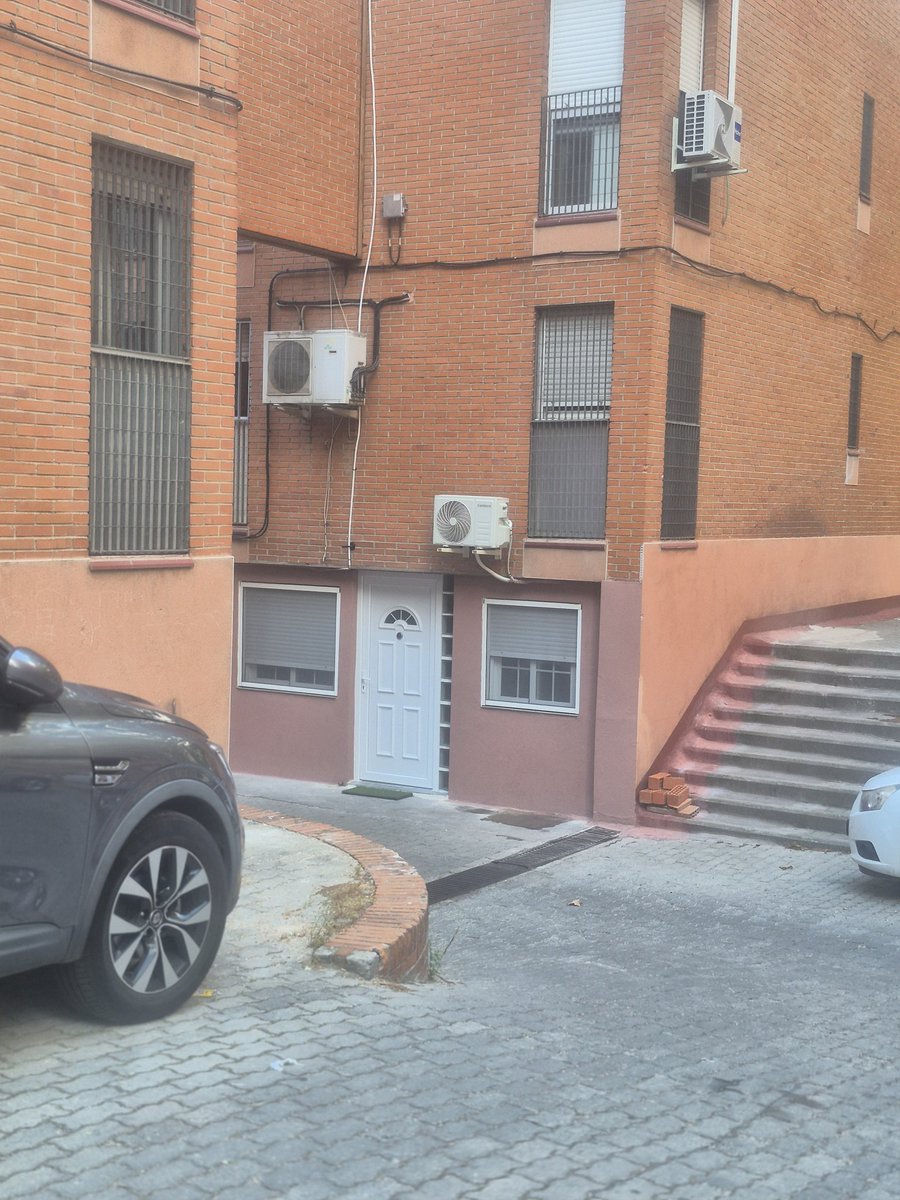 FelixLopez_Rey's tweet photo. VIVIR EN UN GARAJE. ASÍ ES EL MADRID DE AYUSO Y ALMEIDA.
En el Madrid de Ayuso los garajes se transforman en viviendas. Donde se aparcaba un coche ahora vive una familia entera. El fracaso de la política se vivienda del PpVox nos deja una ciudad precaria en los barrios del sur. https://t.co/ByVjWhHPXi
