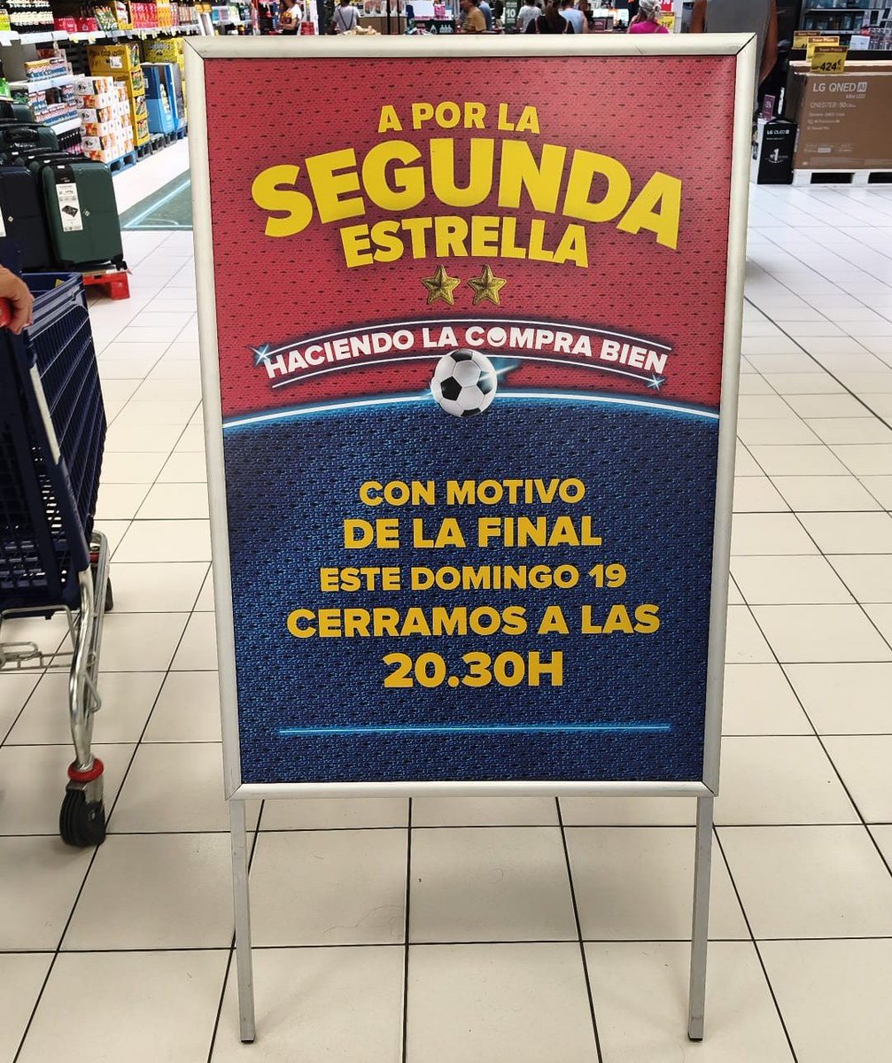 fran_navarr0's tweet photo. He leído a gente indignada porque Carrefour cierra este Domingo por el mundial.

Lo indignante es que no pensemos en que un Domingo no se debería trabajar cuando tienes toda la semana para hacer tu puta compra.

👏🏻Bien por dejarles salir antes para ver España vs Argentina https://t.co/ByvOGpu4wc