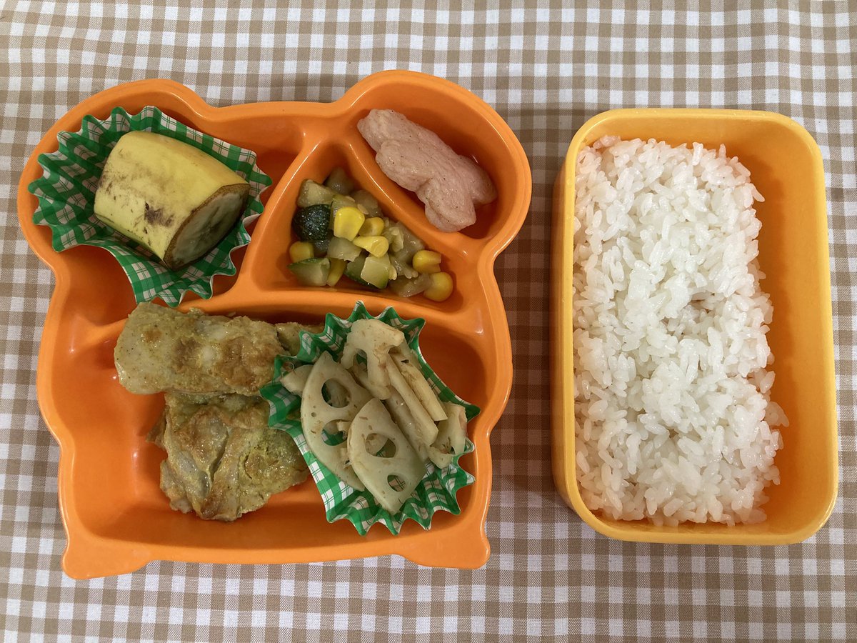 azabukg's tweet photo. 今日の弁当給食（７月１５日）
タンドリーチキン風
お花さつま
れんこんのおかかぽん酢
ズッキーニのナムル
バナナ https://t.co/TV6drdcKnJ