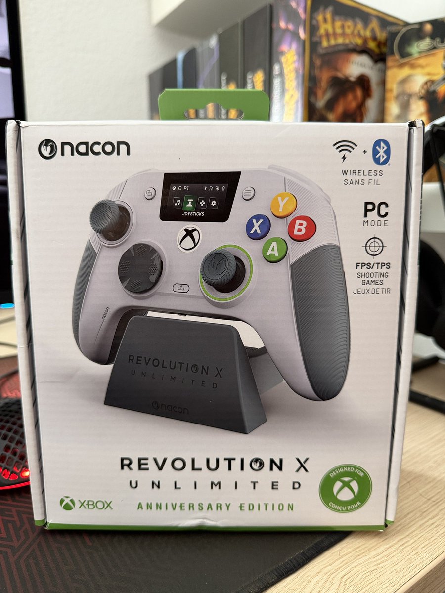 Norbertolopez1's tweet photo. Viernes de vacaciones y la buena gente de @NacongamingES me da una sorpresa para mejorar aún más si cabe el día. Se viene nuevo análisis en #ElLootDeTxeron de un mando tan tan tan especial 💚 https://t.co/mMoLTGldZX