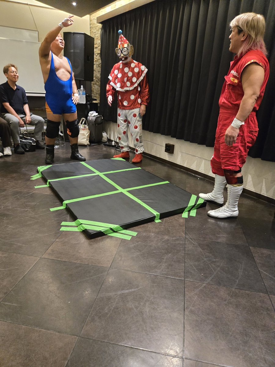 mwpajmwgpaj's tweet photo. 久しぶりの訪問プロレス高田選手と田村選手の話しをしていた高井選手とくいさんですなかなか呼ばれないから自分から出てきた田村選手です
#訪問プロレス
#くいしんぼう仮面 https://t.co/qvoBPuGHp3