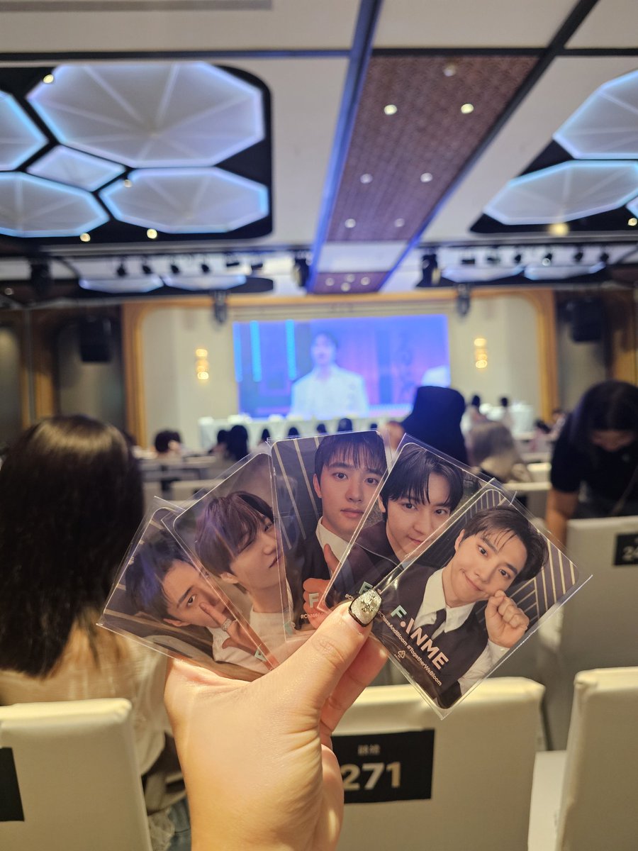 ghelaaaaay's tweet photo. REVERXE FS IN KAOSHIUNG PHOTOCARDS HUHUHU SO GWAPO MY BABIEEEEES 😭😭😭 https://t.co/XuWZYdnWQA