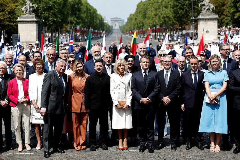 Ambition_France's tweet photo. Pour son dernier défilé du 14 Juillet, le président français a envoyé un message ambitieux : dans une Europe rassemblée autour du soutien à l’Ukraine, la France a vocation à coordonner le réveil stratégique de l’Union. https://t.co/esxIKsxuOa https://t.co/p8XBYLA0rY