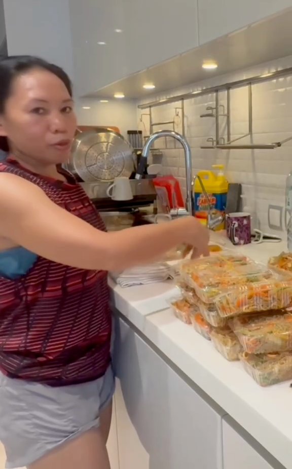 GenQuimba's tweet photo. When I leave home early in the morning to sell Pansit Bihon on the street – a traditional Philippine noodle dish. Fresh, delicious, and made with love! Come try it! 😊
#PansitBihon #FilipinoFood #OFW #OFWLife #HongKong #StreetFood #PinoyFood #HardWork https://t.co/QcpUa093v0