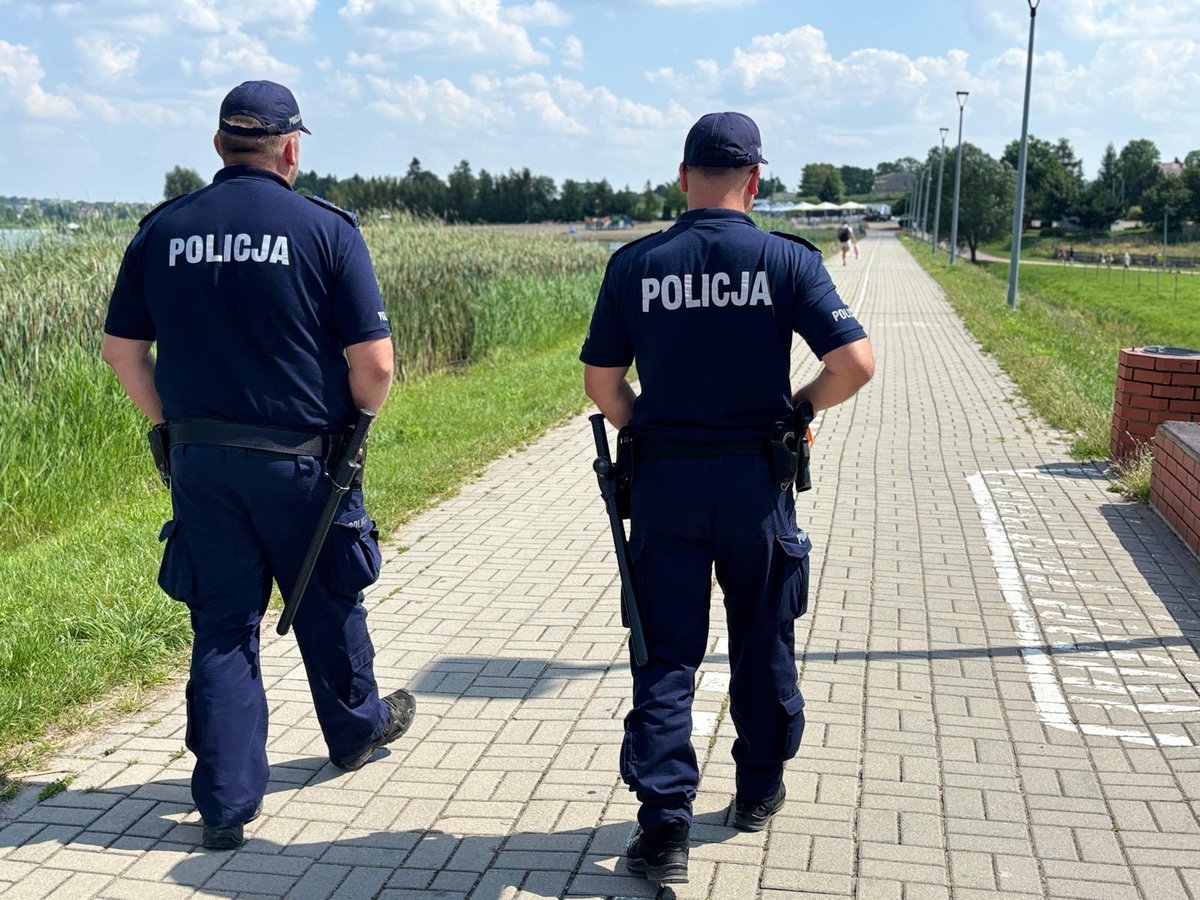 PolicjaKrasnik's tweet photo. 👮🚒 Wspólne patrole policjantów i strażaków nad Zalewem Kraśnickim. Mundurowi patrolują teren pieszo oraz z wykorzystaniem łodzi, czuwając nad bezpieczeństwem wypoczywających. Działania realizowane są w ramach akcji #KręciMnieBezpieczeństwoWLecie. Pamiętajmy o bezpieczeństwie! https://t.co/HTjFOi6Q6k