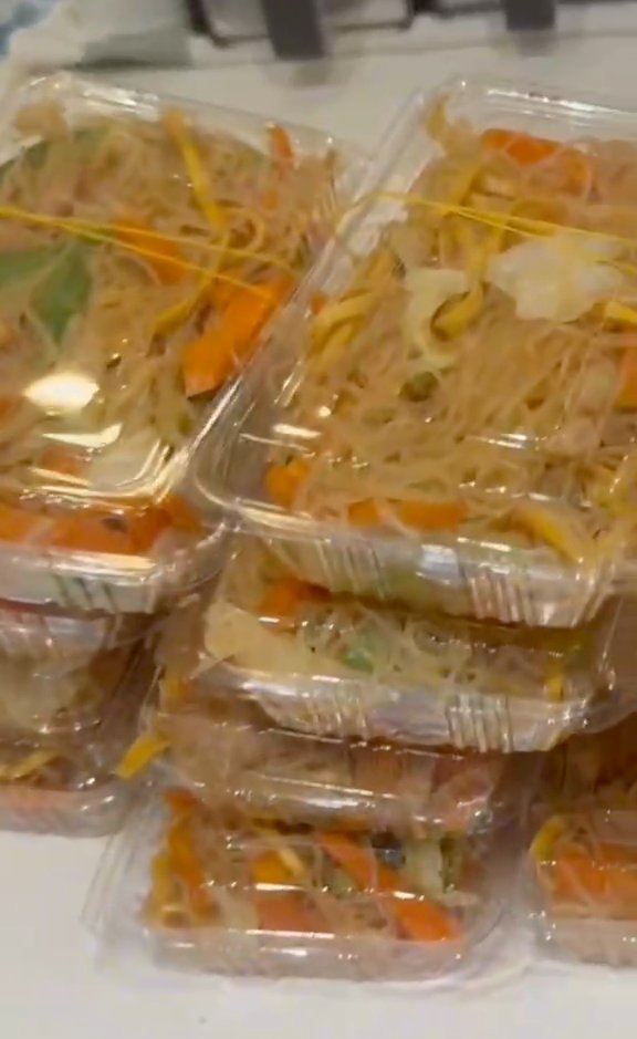 GenQuimba's tweet photo. When I leave home early in the morning to sell Pansit Bihon on the street – a traditional Philippine noodle dish. Fresh, delicious, and made with love! Come try it! 😊
#PansitBihon #FilipinoFood #OFW #OFWLife #HongKong #StreetFood #PinoyFood #HardWork https://t.co/QcpUa093v0