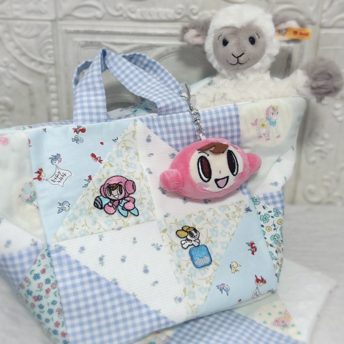 macky_misaki's tweet photo. 大雨のなか小物入れ件パッチワークバッグを作ったのでにススムとプチのワッペンつけてみたー
ライリーブレイクさんの生地やyuwaや古着も使いました〜🧵🪡 https://t.co/dGWNSyLfEV