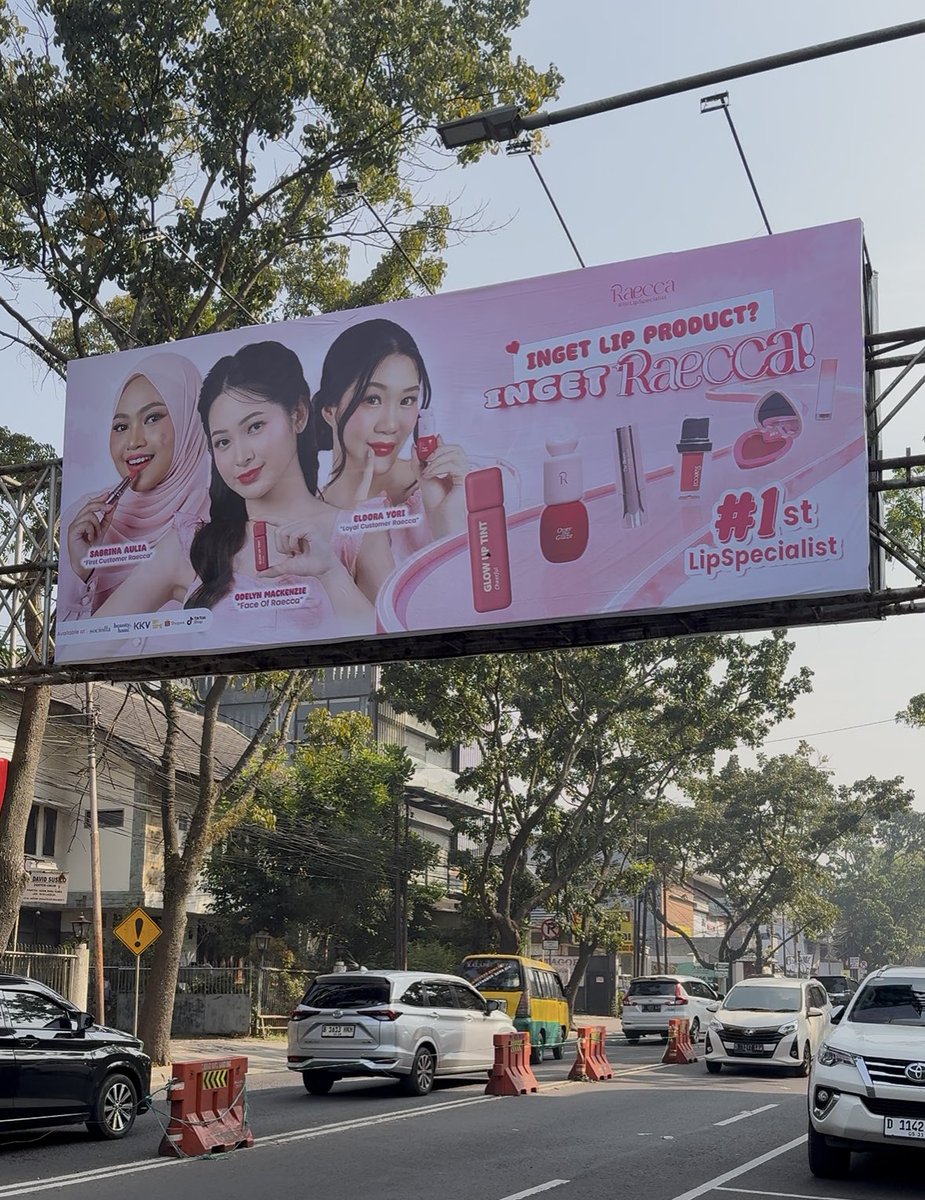seasalmaa's tweet photo. btw ternyata ini campaign dari RAECCA guyss😭🙏🏻 gemes bgtt yaaa mentang2 dia brand si paling ‘lip product’ segala jenis make up lip ada semuaaa makanya billboardnya cuma bibir segede gabaann huhuhuuu out off the box bgt ini tim creative nyaa🤣😚🫠 https://t.co/AzAca2Hj3h