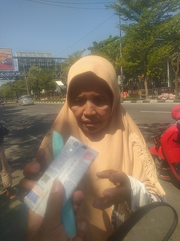 imasmahardfudf's tweet photo. Hari ini jumat 🥺
Sudah dm &amp; wa bagikan 🙏🏼

Kakak- kakak yang membeli es mambo lewat online sudah saya bagikan sesuai amanah dari kakak semua 
Semoga Allah membalas semua kebaikan kakak semua🤲🏼

#jumat #rezeki #bisu #tuli #allah https://t.co/99pUrRn8Ia