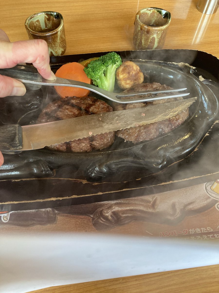 Portirland's tweet photo. ハンバーグランチ、ご飯食べるために汗だくなったw https://t.co/vXTbO68U5T