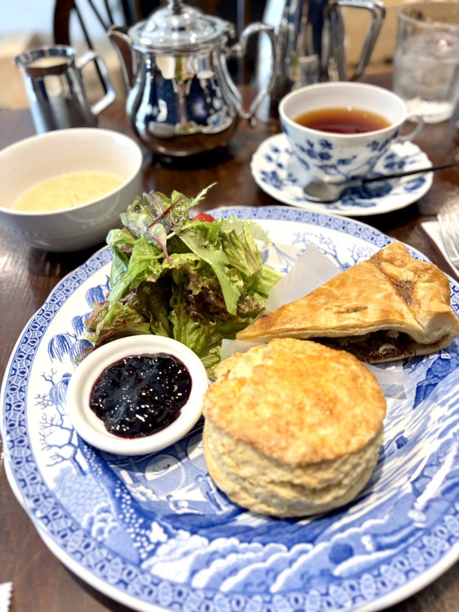 feather0502's tweet photo. 病院の帰り、行きたかった「ティールームグランドツアー」へ🇬🇧
本日のスープ＋サラダ🥣🥗→鹿肉のシチュードパイ🦌🥧→特大スコーン🥮→紅茶はディンブラ☕️🫖
鹿肉のパイもスコーンも美味しかったし、紅茶がカップ５杯は飲めて嬉しい😋紅茶の種類も多くて、また行きたい💗
#木漏れ日のお茶会
#茶好連 https://t.co/d2MpKKe56W