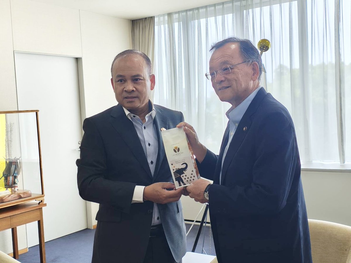 hotmailakisawa's tweet photo. アンパイ・キンダヴォン　ラオス人民民主共和国の駐日大使が落合市長を表敬訪問され、藤井しんすけ県議とともに市議団5人が同席させていただきました。
10数年前、神奈川中央交通が中古バスをラオスに贈くり、その橋渡しをした（株）STKの滝野明会長が今回の表敬訪問の仲立ちをしていただきました。 https://t.co/swz6XMKrWX