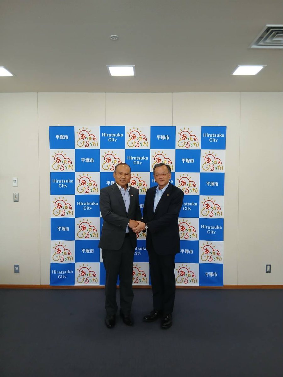 hotmailakisawa's tweet photo. アンパイ・キンダヴォン　ラオス人民民主共和国の駐日大使が落合市長を表敬訪問され、藤井しんすけ県議とともに市議団5人が同席させていただきました。
10数年前、神奈川中央交通が中古バスをラオスに贈くり、その橋渡しをした（株）STKの滝野明会長が今回の表敬訪問の仲立ちをしていただきました。 https://t.co/swz6XMKrWX
