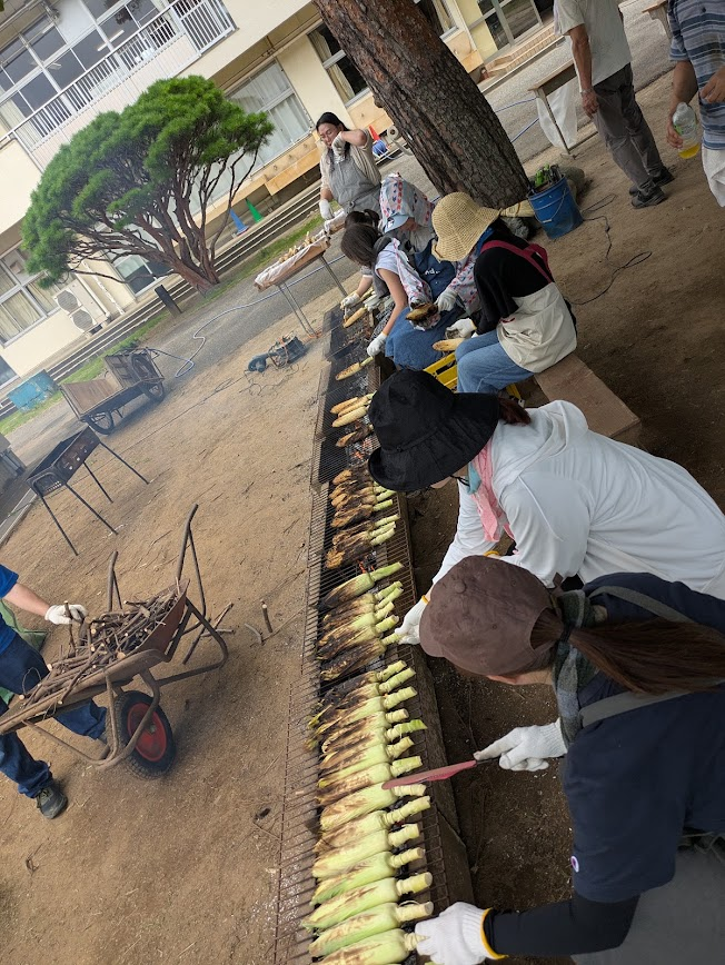 fukai0003's tweet photo. 【焼きとうもろこし大会🌽❗】

夏休み前の最終日、野田市立東部中学校で「焼きとうもろこし大会」を開催しました🔥

地元の方が提供してくれた新鮮なとうもろこしを、保護者やボランティアの方々が炭火で醤油をつけて焼きました🌽

生徒のみなさんに美味しく味わっていただきました🎶 https://t.co/ZpVMkXof2u