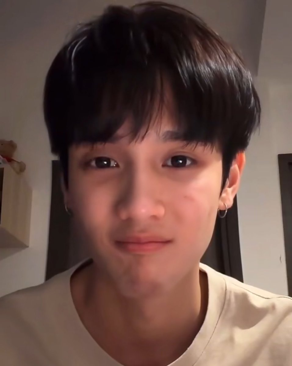 xisurva's tweet photo. Is there a little habit of the other person that you find cute but have never told them about?
🏄🏻‍♂️: When he acts cute his eyes become all round and adorable. He only does it when he wants something but he looks so cute when he does

#UNFILTEREDxSurfJava
#SurfJava #Swensurf #Javabh https://t.co/QV9SITibF8