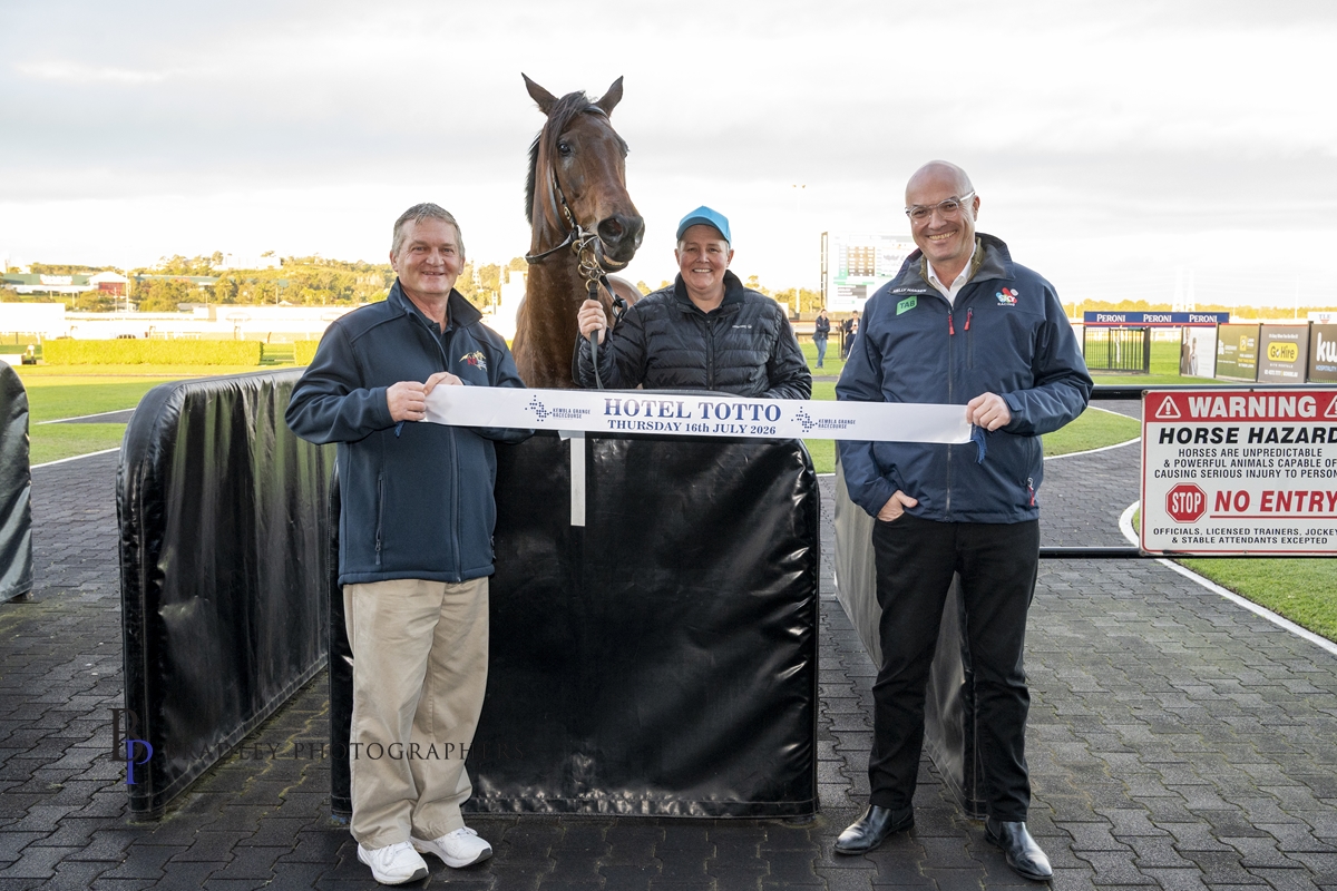 provracingnsw's tweet photo. KERRY Parker is ready to chase an overdue city breakthrough with a “confident” Let’s Go Again.
The multiple G1 winning Kembla Grange trainer says the mare’s successful resumption at home yesterday was an important start to her campaign in search of finally making her mark in town.
Ridden by apprentice Olivia Chambers, Let’s Go Again ($3.40 fav) led her rivals a merry dance in the 1200m Prov BM68 to post the 4th win of her 22nd start career.
“Let’s Go Again has raced well in town, & has been placed five times without winning,” Parker said today.
“Her last four metropolitan placings have been in Midways, & we’ll go back there soon to try to win one of them." https://t.co/tiiugwK0Qb