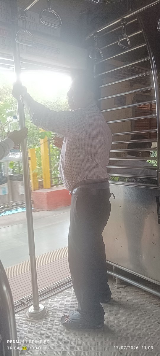 niharmehta's tweet photo. Man spoking in train. @RailwaySeva @RPFCR @mumbairailusers first first class from engine. Goregaon to cst.reached Sandhurst Rd.suposed to Reach cst at 11-04. ( train running late) @MumbaiPolice https://t.co/bIfX4hrVcg
