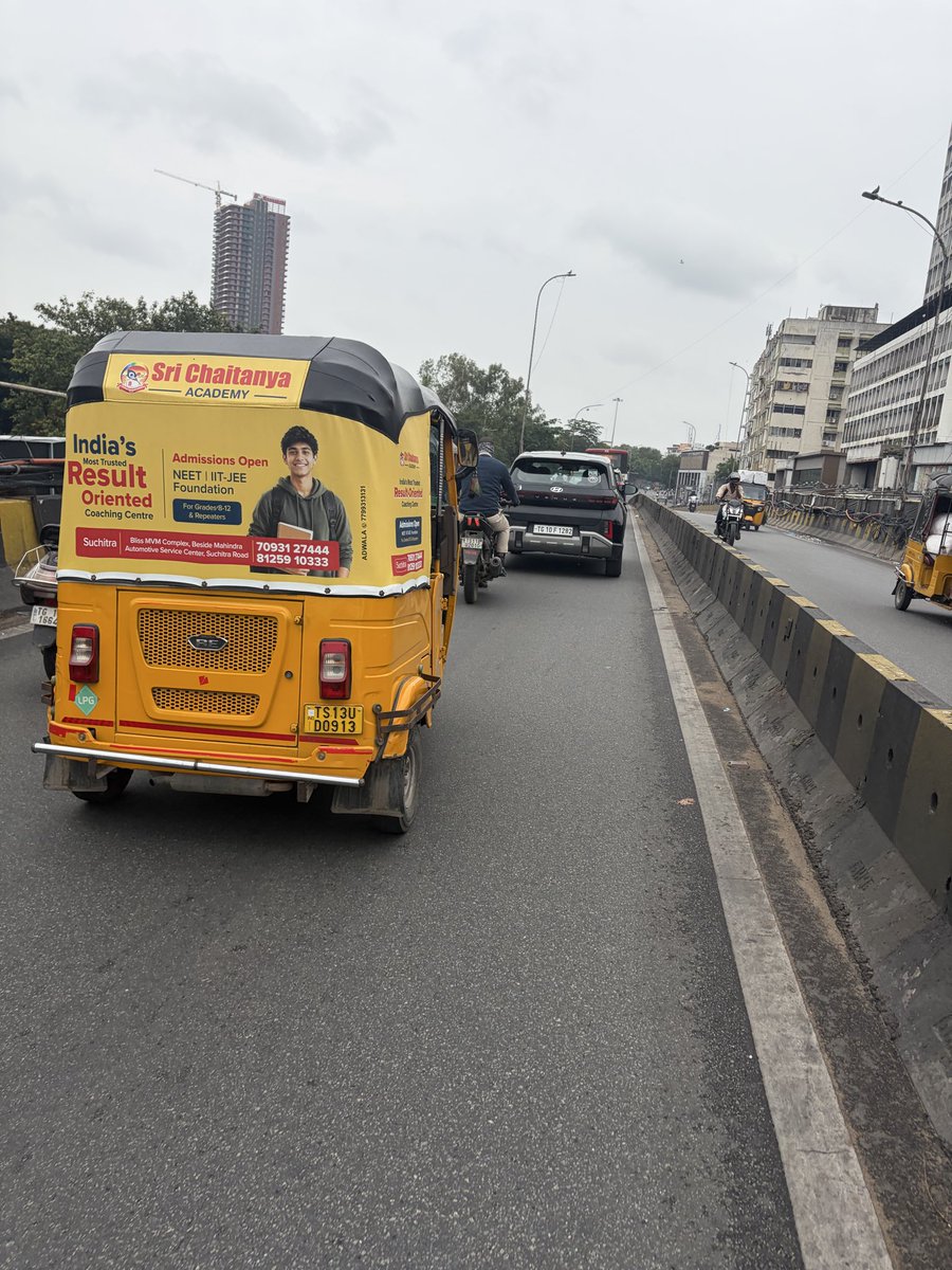 Athy_P's tweet photo. Policeman without helmet @TelanganaCOPs @HYDTP @hydcitypolice @TelanganaDGP https://t.co/KSHksVKTtt