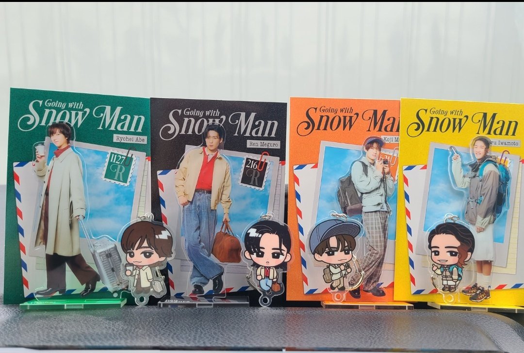 アクスタとアクキーが届いたので 4人で集まって写真とった