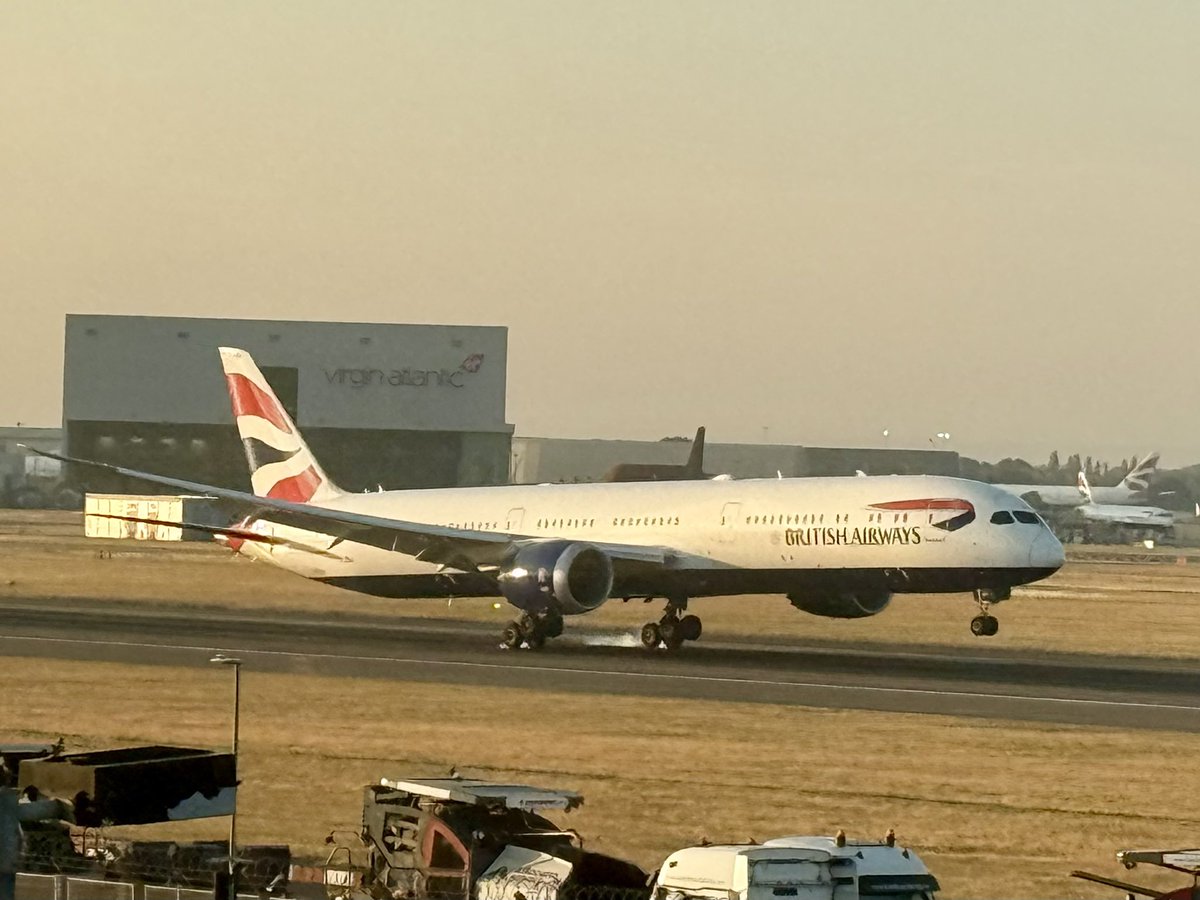 uk_spotter's tweet photo. Ooh a series of absolute greasers from the @British_Airways team on 27R this morning ❤️ photos taken as always from my favourite hotel in the world @RenHeathrow @HeathrowAirport #heathrow #britishairways #toflytoserve #avgeek #aviation #aviationlover https://t.co/UhyqgDRcgb