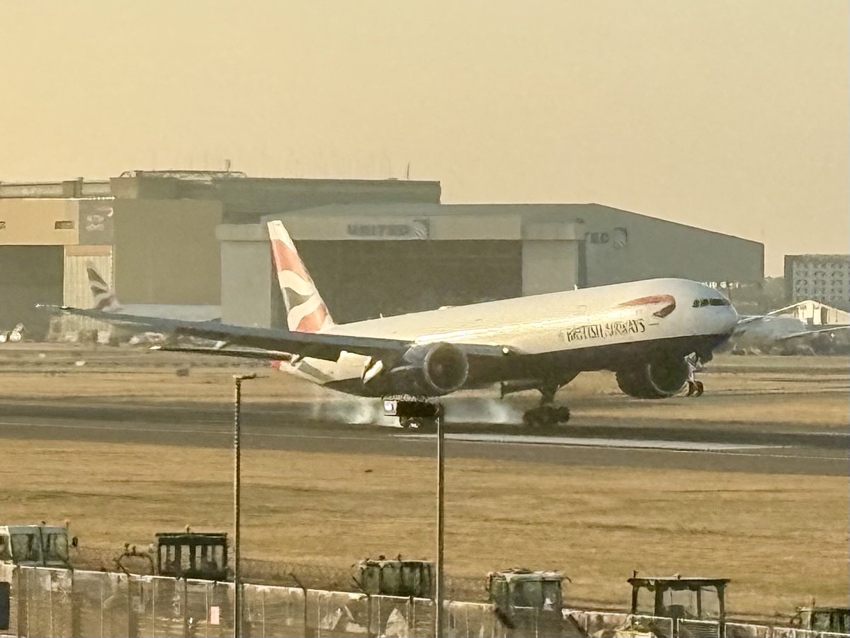 uk_spotter's tweet photo. Ooh a series of absolute greasers from the @British_Airways team on 27R this morning ❤️ photos taken as always from my favourite hotel in the world @RenHeathrow @HeathrowAirport #heathrow #britishairways #toflytoserve #avgeek #aviation #aviationlover https://t.co/UhyqgDRcgb