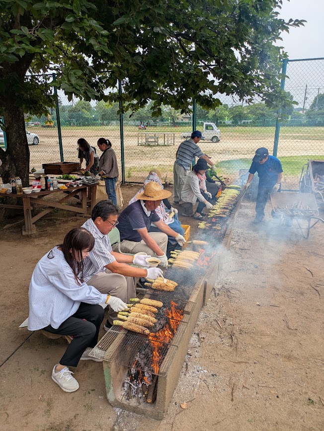 fukai0003's tweet photo. 【焼きとうもろこし大会🌽❗】

夏休み前の最終日、野田市立東部中学校で「焼きとうもろこし大会」を開催しました🔥

地元の方が提供してくれた新鮮なとうもろこしを、保護者やボランティアの方々が炭火で醤油をつけて焼きました🌽

生徒のみなさんに美味しく味わっていただきました🎶 https://t.co/ZpVMkXof2u