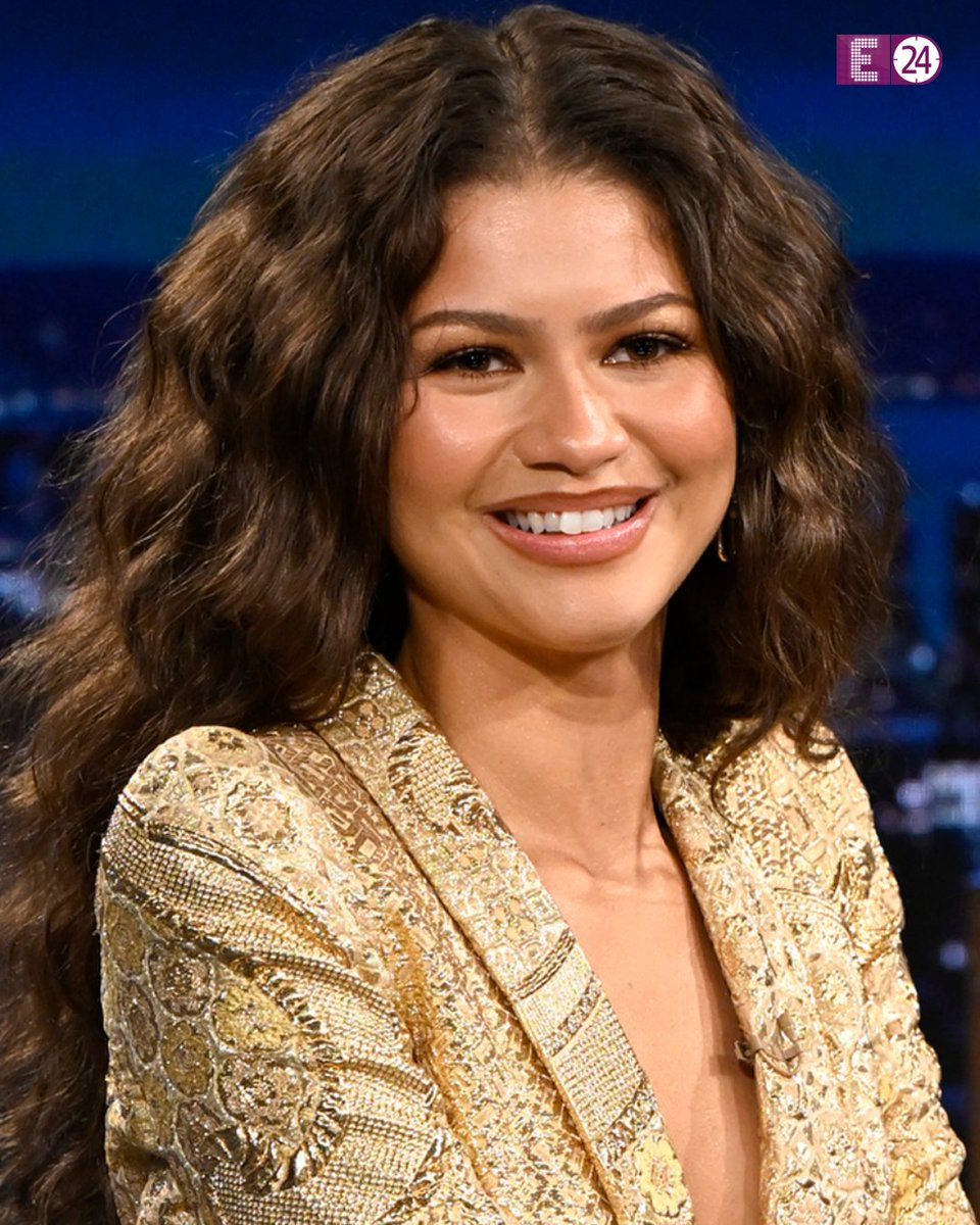 E24bollynews's tweet photo. Serving pure golden goddess energy!
Zendaya turned heads in a stunning gold ensemble during her latest New York City appearance, proving once again why she's a global fashion icon.
#Zendaya #GoldenQueen #NYC #Fashion #Hollywood #CelebrityStyle #RedCarpet #TheOdyssey #LawRoach #StyleIcon #E24
(Zendaya, Zendaya gold look, NYC appearance, Zendaya fashion, Hollywood fashion, celebrity style, golden dress, The Odyssey promotions, Law Roach, entertainment news)