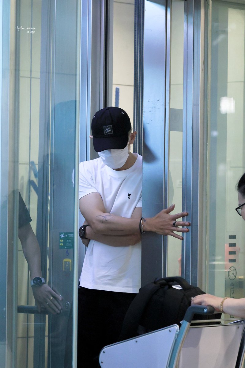 i506diary's tweet photo. เค้าบอกว่าชานยอลกันประตูลิฟต์ไว้ให้ผู้หญิงที่กำลังเข็นรถเข้ามา แล้วรูปนี้คือพชยหล่อมาก เท่มาก เขินรอยสัก😭 https://t.co/kQmSKmCW53
