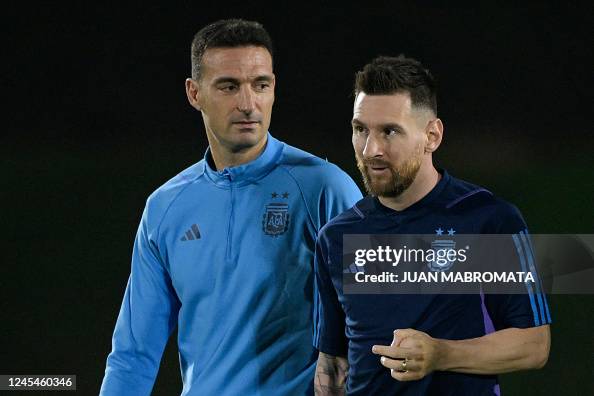 Windekind_Budi's tweet photo. Dalam sejarah Argentina, baru dua pelatih yang sanggup membawa mereka ke final Piala Dunia secara beruntun.

Figur pertama adalah Carlos Bilardo yang melakukannya pada 1986 & 1990. Bilardo saat itu punya senjata andalan dalam wujud Diego Maradona.

Sosok kedua tentulah Lionel Scaloni yang melakukannya pada 2022 & 2026. Scaloni dibekali maestro bernama Lionel Messi.

Bilardo - Maradona juara pada tahun 1986 tapi gagal di tahun 1990.

Scaloni - Messi juara pada tahun 2022. Bagaimana capaian mereka di tahun 2026 ini?

Gimana menurut Pak @aswar_paragai? Hehehe 😁