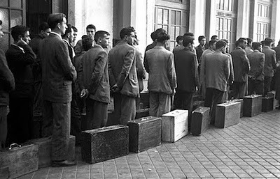 PGonz8's tweet photo. Por la migración. Porque los que hoy llaman "sudacas" y "panchitos" a los sudamericanos ayer eran la purria en esos países. Porque la gente siempre desprecia al que cree que tiene por debajo olvidando que está a dos pasos de estar ahí o que fue lo mismo. https://t.co/fGoijETw43