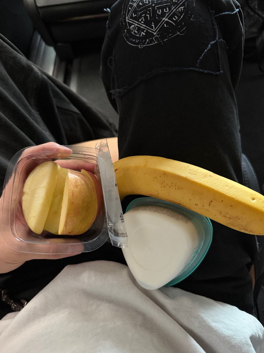 dosukhoon's tweet photo. i have absolutely nothing normal to say about these jihoon banana pics

2022 vs 2026 https://t.co/AululMqJJ1