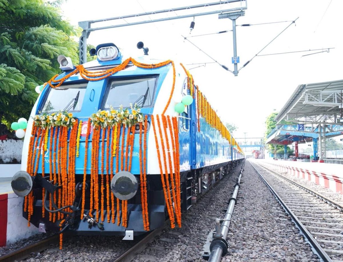 MeetPra82522063's tweet photo. India's hydrogen-powered trains are a big step toward cleaner, greener, and smarter rail travel.
#HydrogenTrain #IndianRailways #GreenEnergy #CleanEnergy #Hydrogen #Sustainability #Future #Innovation #Technology #India #Railways https://t.co/V74FTIQtWm