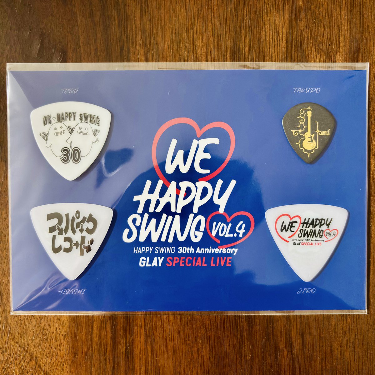 GLAYのファンクラブHAPPY SWINGの会報誌30周年記念号にピックセット