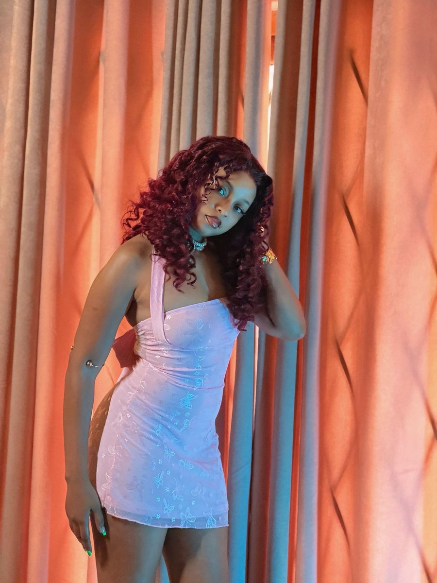 Calexy1332's tweet photo. She is beautiful
She has good  Nyash
She has curvey hips
She is catchy

But l don't love her , what could be the reason ? https://t.co/XPNWyDY8HY