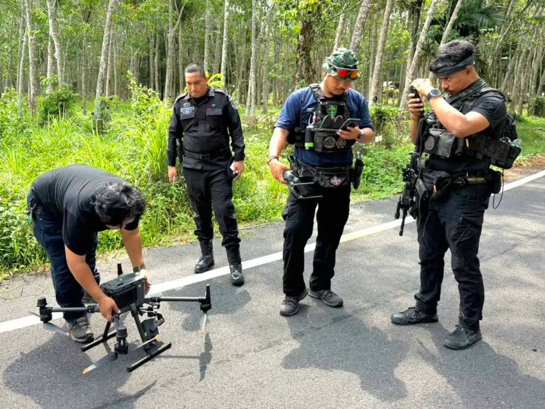 armypr_news's tweet photo. ✅เพิ่มหู และ ตา ในสนามรบ ด้วยอากาศยานไร้คนขับ (Drone) ✅

✨️ 🚁  กองร้อยทหารพรานที่ 4310 เข้าปฏิบัติภารกิจลาดตระเวนทางอากาศด้วยอากาศยานไร้คนขับ (Drone) เพื่อเฝ้าระวังพื้นที่เสี่ยงและเสริมสร้างความมั่นคงในในพื้นที่ ป่าภูเขา ติดกับเทือกเขานางจันทร์ บริเวณ บ.เกาะตา , บ.ห้วยเงาะ และ บ.เกาะวิหาร ต.ทุ่งพลา อ.โคกโพธิ์ 

เป็นการนำนโยบายและนำยุทโธปกรณ์พิเศษของหน่วย
ที่รับมอบหมาย นำมาปฏิบัติภารกิจลาดตระเวนทางอากาศ โดยใช้อากาศยานไร้คนขับ (Drone) ตรวจการณ์พื้นที่เสี่ยง จุดล่อแหลม และจุดที่น่าสนใจ ตามข้อมูลข่าวสารและการแจ้งเตือนด้านการข่าว บริเวณพื้นที่ชายขอบเขา เพื่อเฝ้าระวัง ป้องกัน และสกัดกั้นการเคลื่อนไหวของกลุ่มผู้ก่��เหตุรุนแรง (ผกร.) ที่อาจเข้ามาก่อเหตุ หรือพักพิงในพื้นที่ขายขอบเขา 

#ศูนย์ประชาสัมพันธ์กองทัพบก
