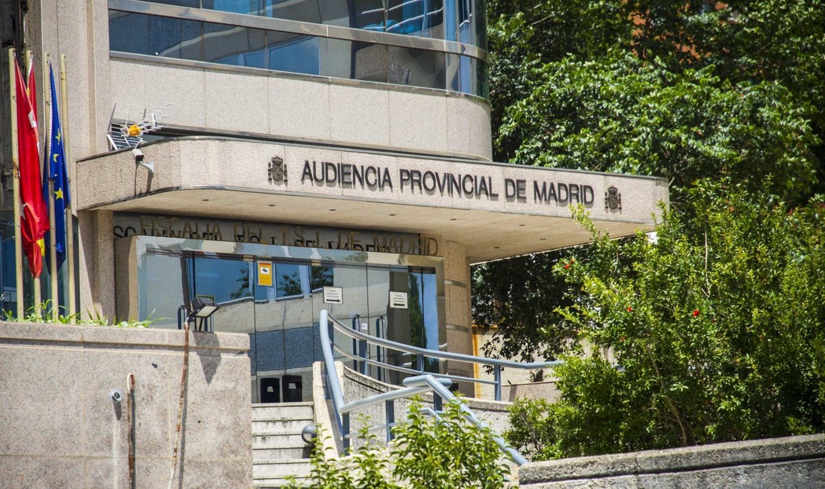 DiegoZapata_01's tweet photo. Acojonantísimo !!!
(Sobre el supuesto tráfico de Influencias)
Dice la Audiencia que la presencia de Begoña, siendo la esposa del Presidente, "despliega una presión moral.."
¿Y qué hacemos? 
¿la embalsamamos o la divorciamos de oficio?

Siendo la Audiencia hay que ser provinciana! https://t.co/eMqHUfHrqB