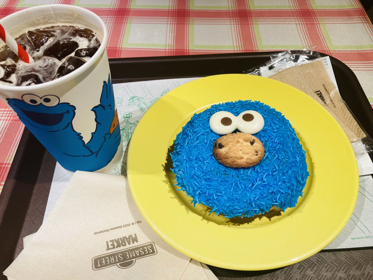 SHIE0318's tweet photo. あいにくの雨ですが、セサミストリートカフェにいます✨
クッキーモンスターのドーナツとアイスコーヒーで一休み〜 https://t.co/CzuWKlaMBN
