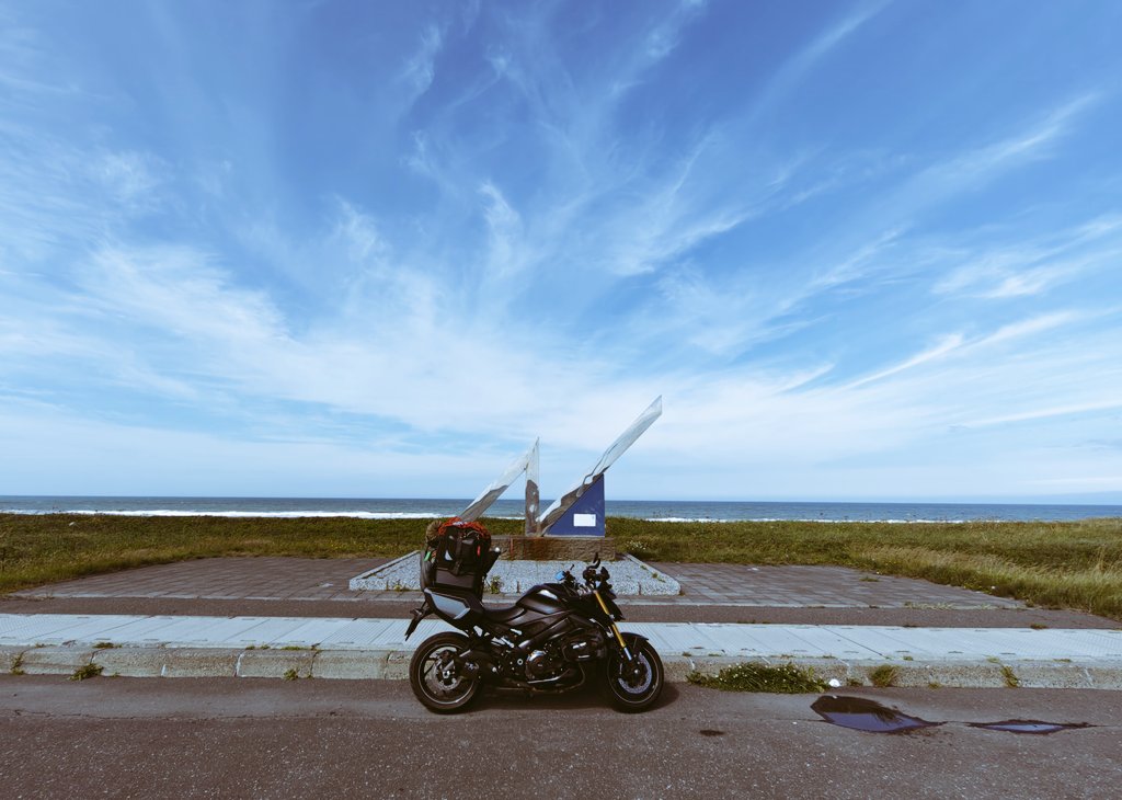 npb280ltd's tweet photo. 初めて「北緯45度モニュメント」で写真を撮ってみたり、いつも通りの「宗谷岬」から猿払ふるさと館の「ほたて丼」。
そして「エサヌカ線」。
定番だけど何度も来てしまう。
涼を求めて北に来たのに、実は東(根室、釧路)の方が涼しかったと言う・・・
稚内暑い🥵 https://t.co/e8da0htl0C