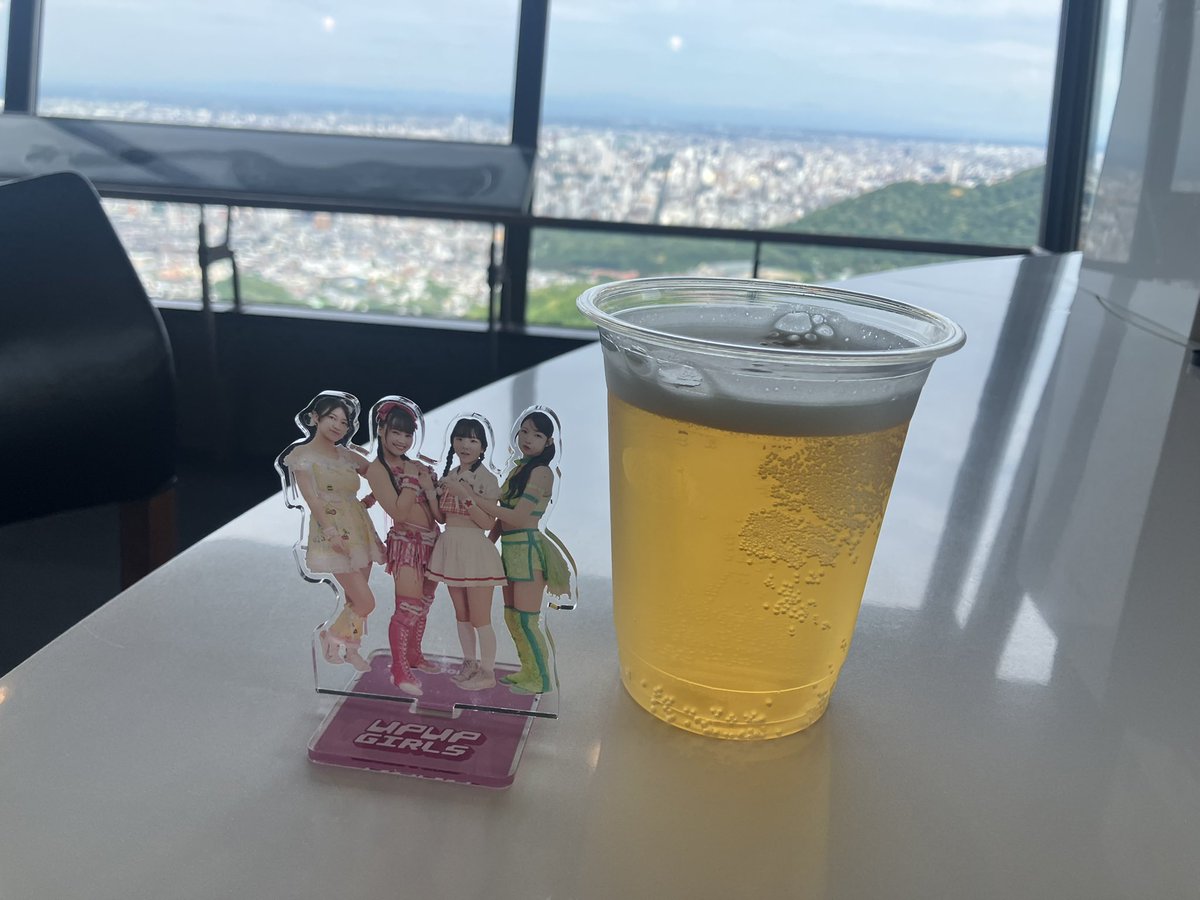 jun_yamane's tweet photo. 展望台でサッポロクラシックなう。

大倉山はオススメです。

#ご飯ととるといいと聞きました
#ビールだけど
#アプガプロレス https://t.co/m7dDIeAYBl