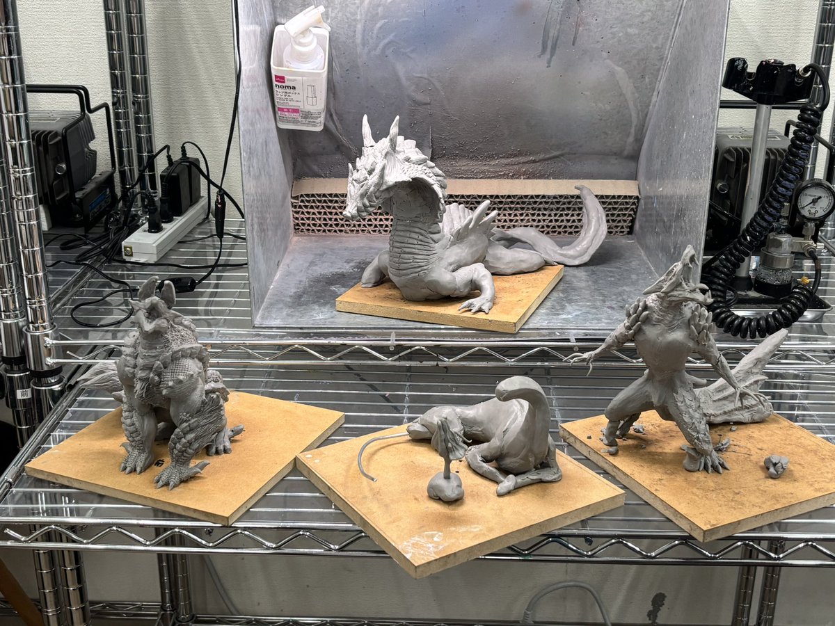 ryuBOKUzokei215's tweet photo. 友人とモンハン大量制作中！
自分はジンオウガを作ってます！
夏中には形造りきるぜっ！ https://t.co/cQVh17kHC0